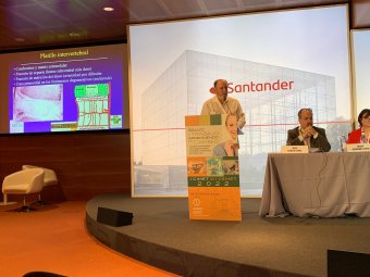 Dr. Hevia durante su exposición_2