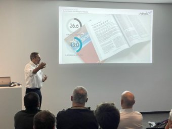 Foto del Dr. Minuesa en su conferencia del curso de Arthex en Munich