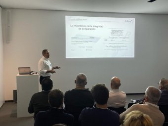 Foto del Dr. Minuesa en su conferencia del curso de Arthex en Munich (2)