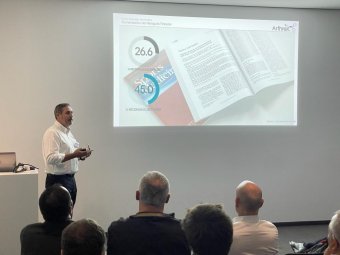 Foto del Dr. Minuesa en su conferencia del curso de Arthex en Munich (4)