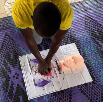 Agente de salud practicando con el muñeco de rcp