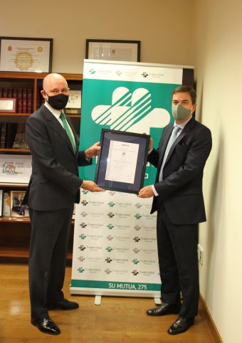 Antero Fernández de la Mela y Gonzalo Piédrola sujetando el certificado