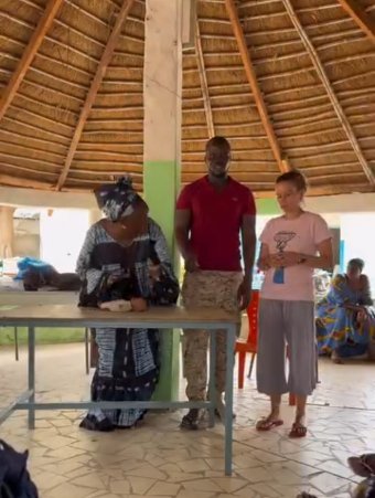 Davinia Arraez junto a los agentes de salud
