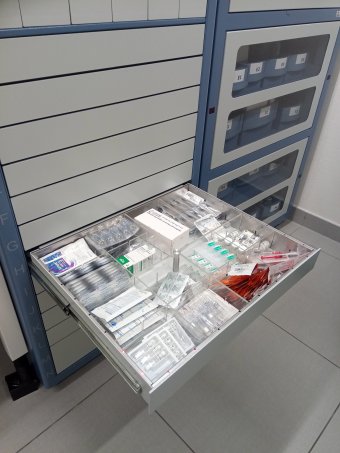 O sistema permite, ademais dunha dispensación máis cómoda e segura, controlar o stock de cada medicamento e tamén a súa caducidade.