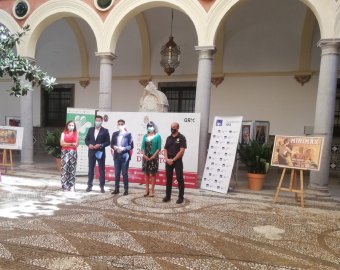 Foto de familia de los participantes en el acto