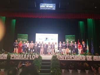 Foto de grupo de participantes y premiados