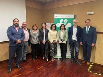 Hizlari taldearen eta parte hartzen duten entitateetako ordezkarien argazkia