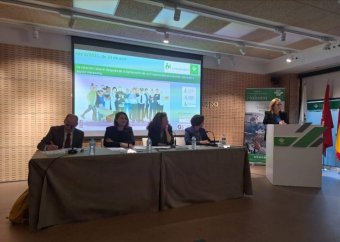 Guillermo Barrios, Teresa Silleras, Eva Martín Peñalver eta Ana Lorenzo, mahaian. Atrilean, Lucía Alonso