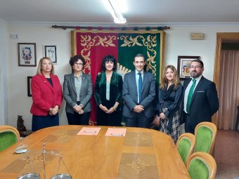 Asistentes al acto de la firma de la adenda al convenio