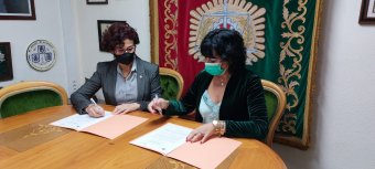 Firmando la adenda al convenio