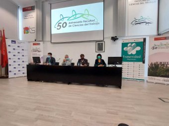 Autoridades presentes en el acto de inauguración exposición de carteles