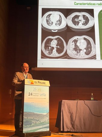 Javier Pueyo presentando en Comunicaciones Médicos Asistenciales II