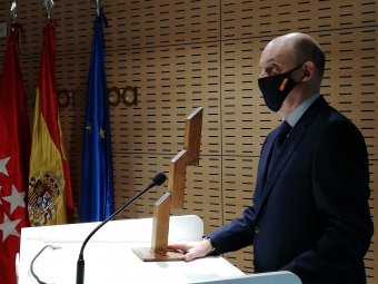 José Fabregat, director gerente del Hospital Fraternidad-Muprespa Habana, en el atril junto a su premio