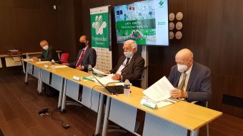 Os membros da mesa, durante a xunta xeral