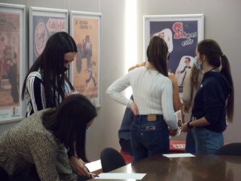 Los alumnos llevaron a cabo una dinámica consistente en ordenar cronológicamente algunos de los carteles