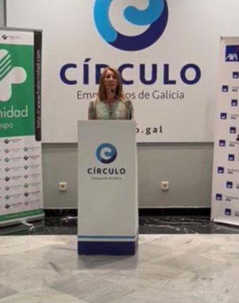 Maite Torres, miembro de la Junta Directiva del Círculo, da la bienvenida a los asistentes