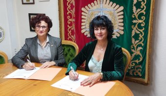 María Antonia Oliva y Natalia Fdez. Laviada, firmando la adenda al convenio