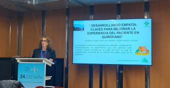 Maria del Rosario Serrano presentando Póster de Enfermería