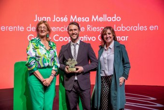 De izquierda a derecha, Matilde Góngora, directora Provincial de Fraternidad-Muprespa Almería, Juan José Mesa, Gerente de Prevención de Riesgos Laborales en Grupo Cooperativo Cajamar, y Sonia Medrano, directora Territorial Sur de Fraternidad-Muprespa
