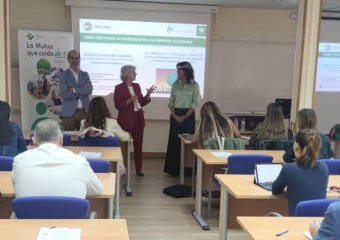Natalia Fdez. Laviada junto a Ana María González Pescador