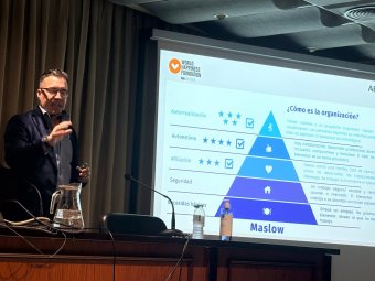 Raúl Varela durante a conferencia inaugural