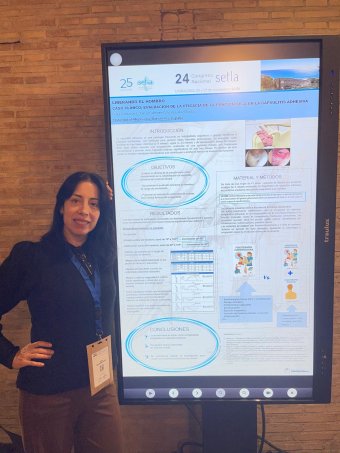 Sara Calderón con el Poster Fisioterapia