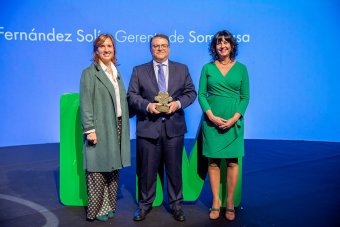 Sonia Medrano, directora Territorial Sur de Fraternidad-Muprespa, Juan Fernández Solís, gerente de Somajasa, y Natalia Fdez. Laviada, subdirectora general de Prevención, Calidad y Comunicación de Fraternidad-Muprespa