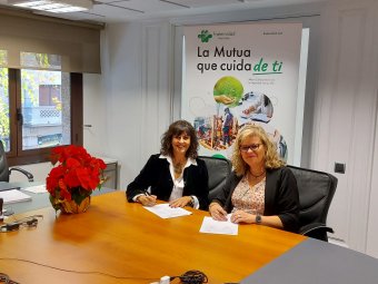 Natalia Fdez. Laviada y Montse Cerqueda, firmantes del acuerdo