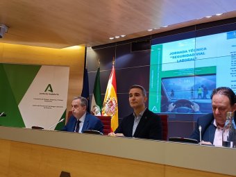 Al centre, delegat territorial d'Ocupació, Empresa i Treball Autònom, Amós García Hueso