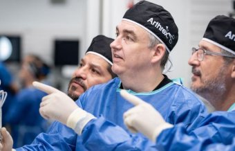 El Dr. Minuesa en el ArthroLabTM de Florida