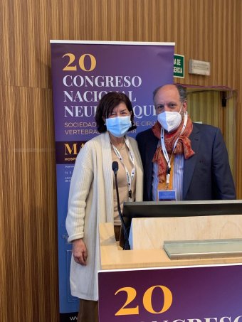 Dr. Hevia y la Dra. Charo González Rodrigálvarez, Presidenta de la Sociedad Española de Cirugía Vertebral