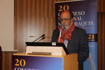 Dr. Hevia del Hospital F-M Habana durante su exposición en el Congreso Neuroraquis