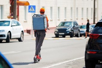 trabajador en patinete