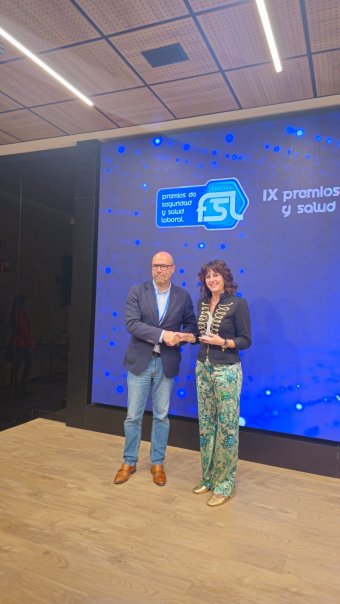Pablo Cobreiro, presidente del jurado, entregando el premio a Natalia Fernández Laviada