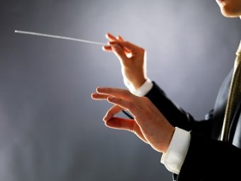 director orquesta con batuta