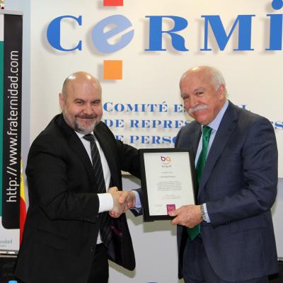 Carlos Aranda recogiendo el Sello Bequal PLUS