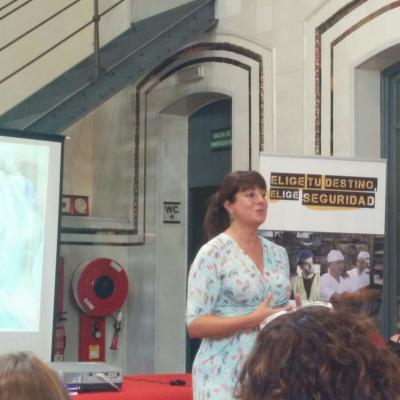 Natalia Fdez. realizando ponencia en prl 2