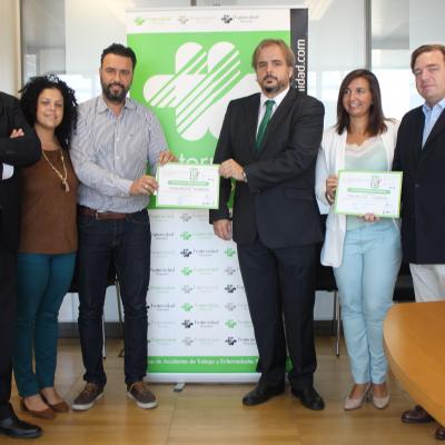 Foto de grupo con el certificado