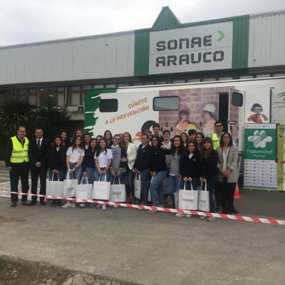 Escolares del Ciudad de Linares con Angel Gilabert de Fraternidad-Muprespa