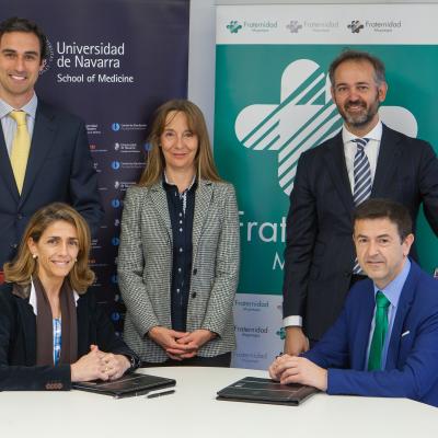 foto de grupo firma convenio Universidad de Navarra y la Mutua