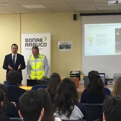 Momento charla jornada empresa Sonae Arauco con Angel Gilabert