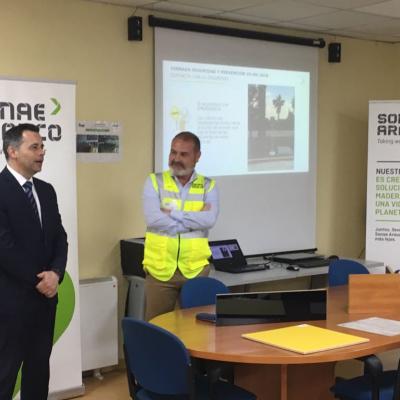 Momento charla jornada empresa Sonae Arauco con Angel Gilabert