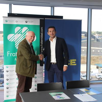 Apretón de manos de Carlos Aranda y Tomás Santa Cecilia tras la firma