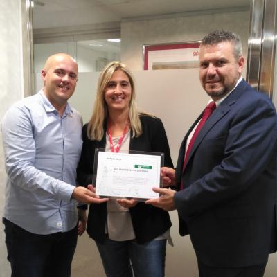 Momento de la entrega del diploma