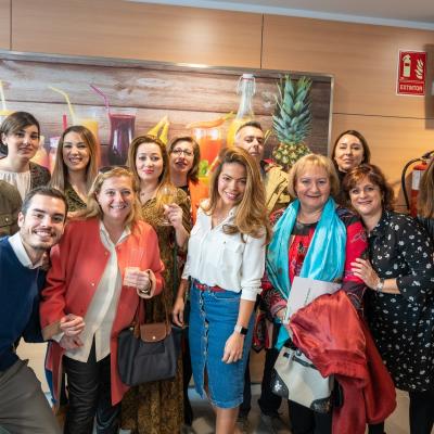 Trabajadores de Fraternidad-Muprespa posando en un fotocall