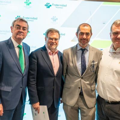 Trabajadores de Fraternidad-Muprespa haciendo una fotografía de recuerdo