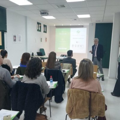 Asistentes a la jornada de Plasencia durante la presentación sobre riesgo durante el embarazo