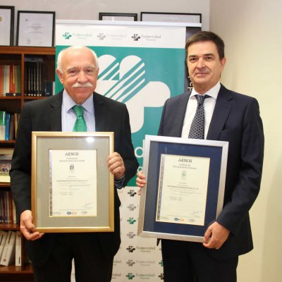 Carlos Aranda recibe los certificados AENOR