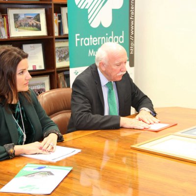 Carlos Aranda firma los certificados AENOR de Fraternidad-Muprespa