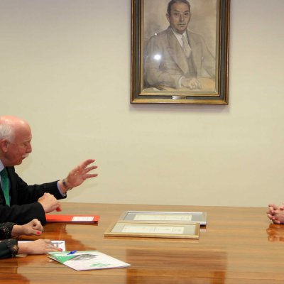Carlos Aranda y Elena Iglesias dialogan en la recepción de los certificados AENOR de Fraternidad-Muprespa